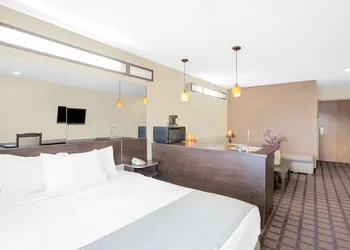 Microtel Inn by Wyndham Franklin hotel thumbnail 8