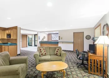 Super 8 by Wyndham Dodgeville hotel thumbnail 2
