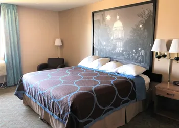 Super 8 by Wyndham Dodgeville hotel thumbnail 5