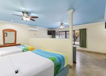 Bayview Plaza Waterfront Resort hotel thumbnail 2