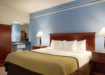 Ramada by Wyndham Fargo hotel thumbnail 8
