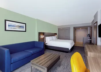Holiday Inn Express & Suites Oceanfront by IHG hotel thumbnail 7