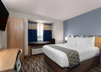 Microtel Inn & Suites by Wyndham Zephyrhills hotel thumbnail 4