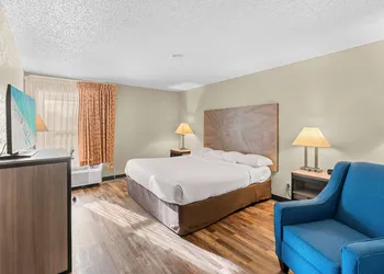 Baymont by Wyndham Lawrence hotel thumbnail 5