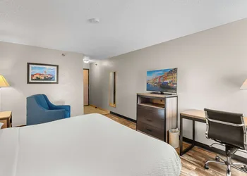 Baymont by Wyndham Lawrence hotel thumbnail 7