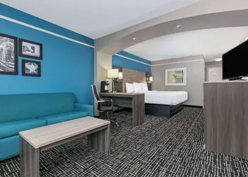 La Quinta Inn & Suites by Wyndham Weatherford hotel thumbnail 6