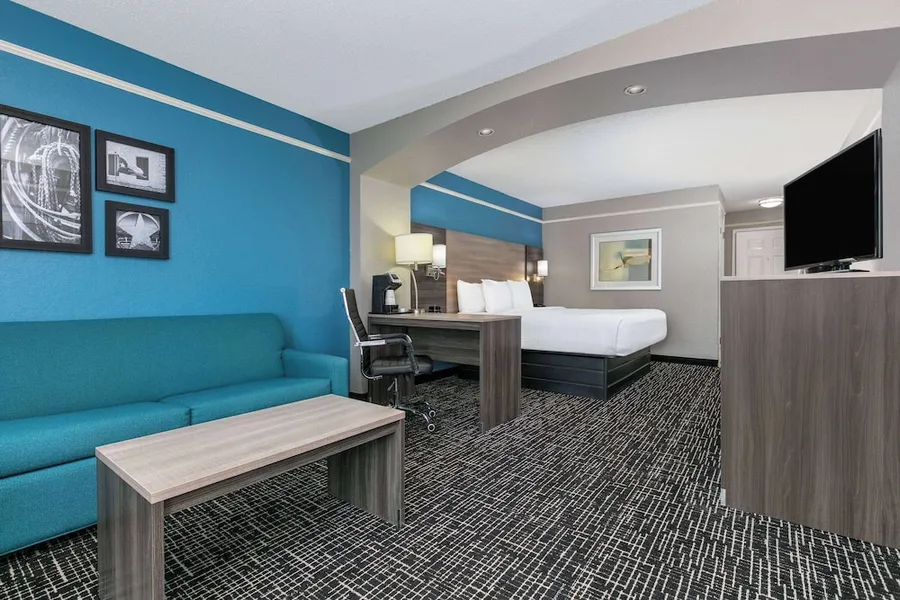 La Quinta Inn & Suites by Wyndham Weatherford hotel detail image 6