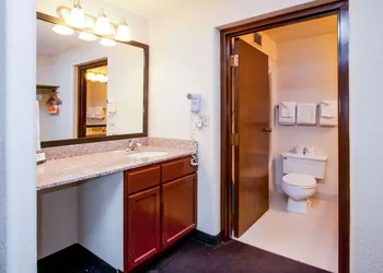 Quality Inn Stadium Area Green Bay Stadium hotel thumbnail 5