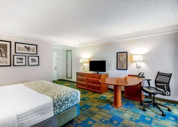 La Quinta Inn & Suites by Wyndham Fremont / Silicon Valley hotel thumbnail 5