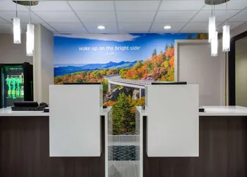 La Quinta Inn & Suites by Wyndham Roanoke Salem hotel thumbnail 4