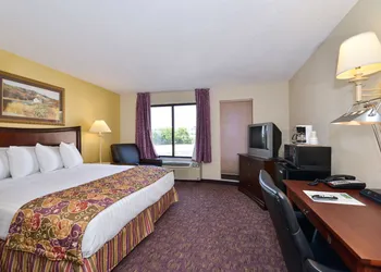 Lamplighter Inn & Suites - South hotel thumbnail 7