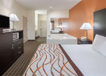 Baymont by Wyndham South Haven hotel thumbnail 5