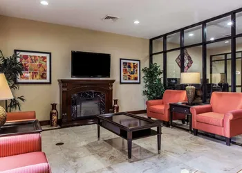 Comfort Suites Waycross hotel thumbnail 3