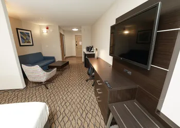 Holiday Inn Express and Suites Springfield Medical District by IHG hotel thumbnail 7