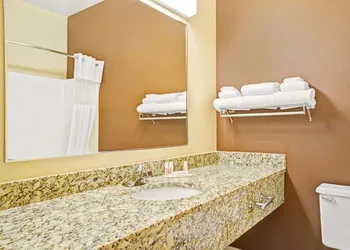 Baymont by Wyndham Wahpeton hotel thumbnail 8