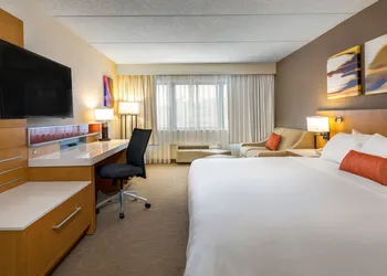 Delta Hotels by Marriott Utica hotel thumbnail 5