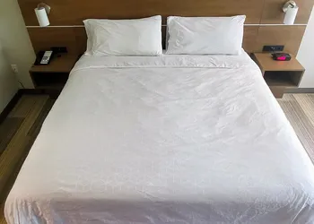 Holiday Inn Express Hotel and Suites Kinston by IHG hotel thumbnail 3