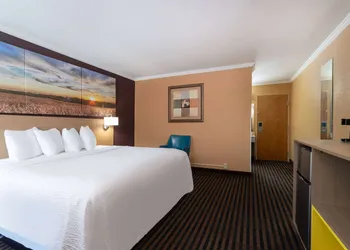 Days Inn by Wyndham Anderson IN hotel thumbnail 7