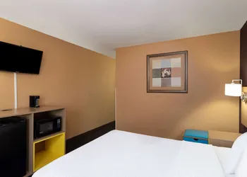 Days Inn by Wyndham Anderson IN hotel thumbnail 8
