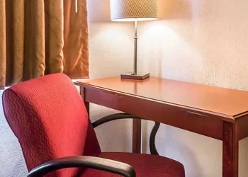 Economy Inn & Suites hotel thumbnail 4