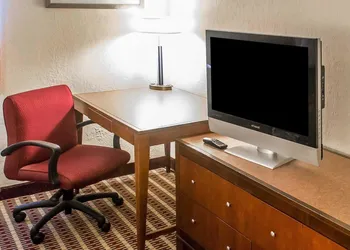 Economy Inn & Suites hotel thumbnail 8