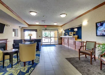 Baymont by Wyndham Galesburg hotel thumbnail 2