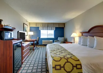 Baymont by Wyndham Galesburg hotel thumbnail 7
