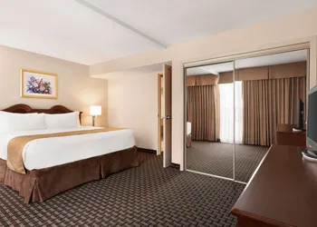 Ramada by Wyndham Belleville Harbourview Conference Centre hotel thumbnail 7