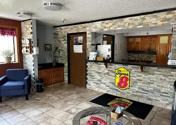 Super 8 by Wyndham Boone hotel thumbnail 2