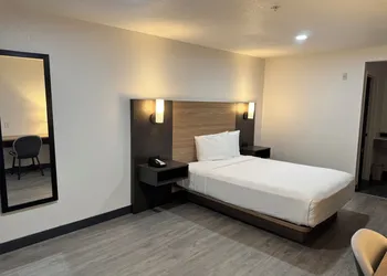 Rodeway Inn & Suites Rancho Mirage - Palm Desert Area hotel thumbnail 2