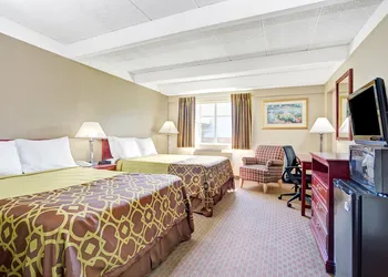 Travelodge by Wyndham Iowa City hotel thumbnail 2