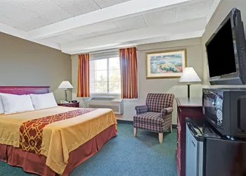 Travelodge by Wyndham Iowa City hotel thumbnail 3