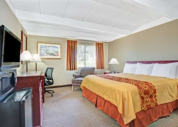 Travelodge by Wyndham Iowa City hotel thumbnail 5