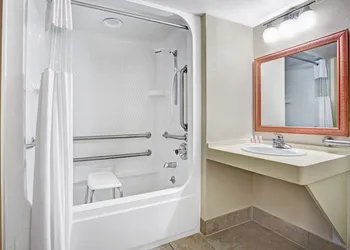 Travelodge by Wyndham Iowa City hotel thumbnail 7