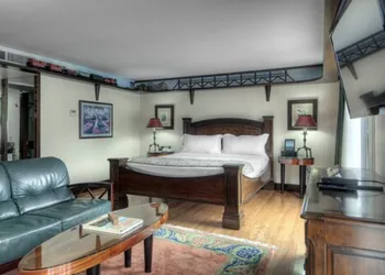 Dinah's Garden Hotel hotel thumbnail 5