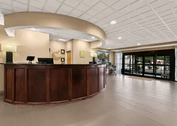 Comfort Suites Commerce hotel thumbnail 4