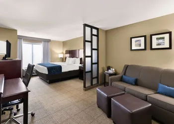 Comfort Suites Commerce hotel thumbnail 5