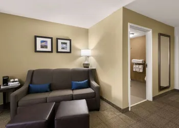 Comfort Suites Commerce hotel thumbnail 6