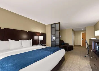 Comfort Suites Commerce hotel thumbnail 7