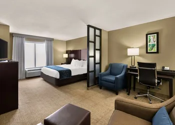 Comfort Suites Commerce hotel thumbnail 8