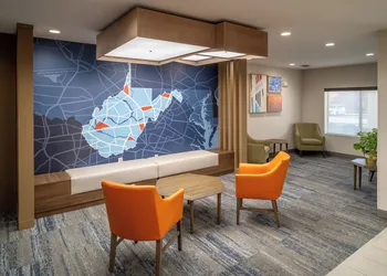 Holiday Inn Express and Suites Fairmont by IHG hotel thumbnail 3