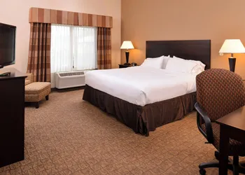 Holiday Inn Express and Suites Fairmont by IHG hotel thumbnail 4
