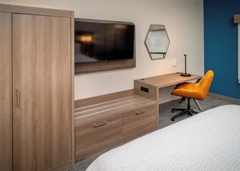 Holiday Inn Express and Suites Fairmont by IHG hotel thumbnail 5