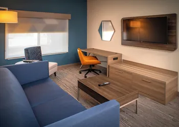 Holiday Inn Express and Suites Fairmont by IHG hotel thumbnail 8