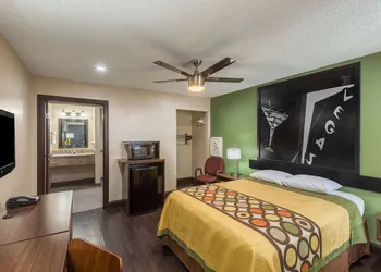 Super 8 by Wyndham Austin University/Downtown Area hotel thumbnail 5