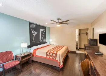 Super 8 by Wyndham Austin University/Downtown Area hotel thumbnail 6