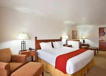 Holiday Inn Express & Suites Mattoon by IHG hotel thumbnail 7