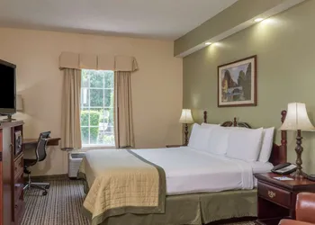 Baymont by Wyndham Lakeland hotel thumbnail 2