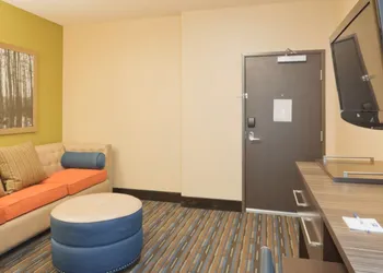 Holiday Inn Express Hotel & Suites Fulton by IHG hotel thumbnail 8