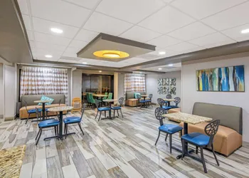 La Quinta Inn & Suites by Wyndham Denison - N. Lake Texoma hotel thumbnail 2